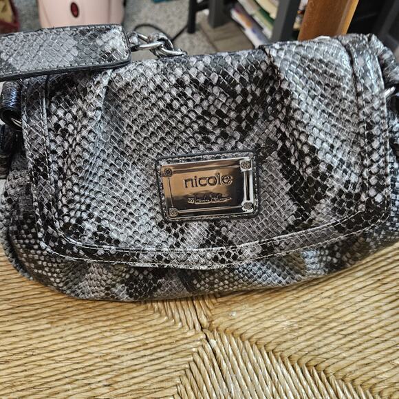 Nicole Miller Purse Patent Snakeskin Print Pattern Chain Accent Strap Zippers LN - Picture 11 of 12